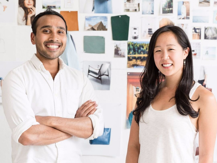3. Cặp đôi Jennifer Chong and Roman Khan - Thương hiệu Linjer: Linjer là thương hiệu chuyên sản xuất và cung cấp các sản phẩm túi, ví da, đồng hồ và các sản phẩm chất lượng khác. Câu chuyện khởi nghiệp cũng bắt đầu từ việc Khan chẳng thể tìm được chiếc túi da nhỏ gọn, giá cả phải chăng phù hợp để đi làm. Và Chong đã thiết kế một chiếc cho anh. Chính tình yêu của họ dành cho nhau, cho công việc thiết kế cùng mong muốn tạo ra những sản phẩm chất lượng cao đã giúp Linjer thành công. Hiện, công ty đang có văn phòng thứ 2 ở Barcelona và tiếp tục lấn sang thị trường đồng hồ da và các sản phẩm mới khác.
