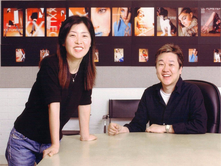 6. Cặp đôi Do Won and Jin Sook Chang: Thương hiệu Forever 21: Do Won và Jin Sook Chang đều là người Hàn Quốc, nhập cư vào Mỹ từ năm 1981 với quyết tâm đi tìm Giấc mơ Mỹ. 3 năm sau khi công việc kinh doanh cà phê thất bại, cặp đôi quyết định rút tiền tiết kiệm, mở một cửa hàng thời trang và lấy tên là Fashion 21 ở Los Angeles. 700.000USD là số tiền kiếm được trong năm đầu tiên. Sau này, Fashion 21 đổi thành Forever 21, một thương hiệu thời trang bình dân được các cô gái trên toàn thế giới yêu mến.