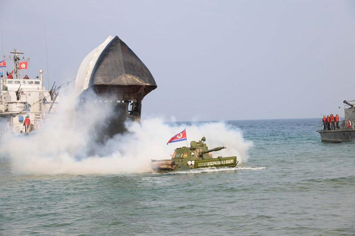 Trong giai đoạn từ năm 2011 trở lại gần đây, Triều Tiên cũng tiến hành phát triển một số mẫu tàu chiến và tàu đa năng thế hệ mới nhưng tất cả chỉ đều dừng lại ở mức nguyên mẫu và không thể đưa vào sản xuất hàng loạt. Một phần do nước này bị cấm vận từ bên ngoài khi không tiếp cận được các công nghệ hàng hải hiện đại. Nguồn ảnh: Reuters.