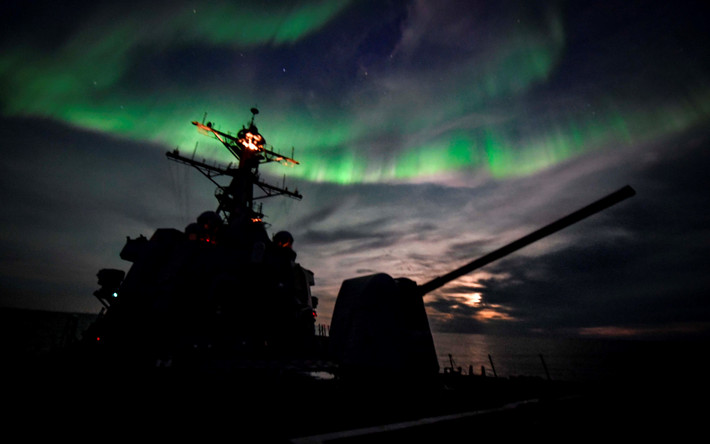 Hình ảnh cực quang tuyệt đẹp khi tàu khu trục USS Oscar Austin (DDG-79), lớp Arleigh Burke vượt qua Vòng Bắc cực. Ảnh: Hải quân Mỹ.