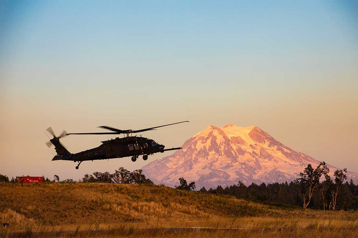 Trực thăng MH-60 Black Hawk, thuộc Trung đoàn Không vận đặc biệt 160 trong một buổi huấn luyện tại căn cứ Gray, Washington. Ảnh: Thủy quân lục chiến Mỹ.