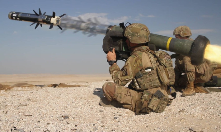 Các đối tác NATO đã cung cấp cho Ukraine FGM-148 Javelin, đây là ATGM tiên tiến hàng đầu của NATO. Tổ hợp với trọng lượng 34 kg này hoạt động trên nguyên tắc "bắn và quên" khi sử dụng tên lửa có đầu đạn song song lắp đầu dẫn đường hồng ngoại.