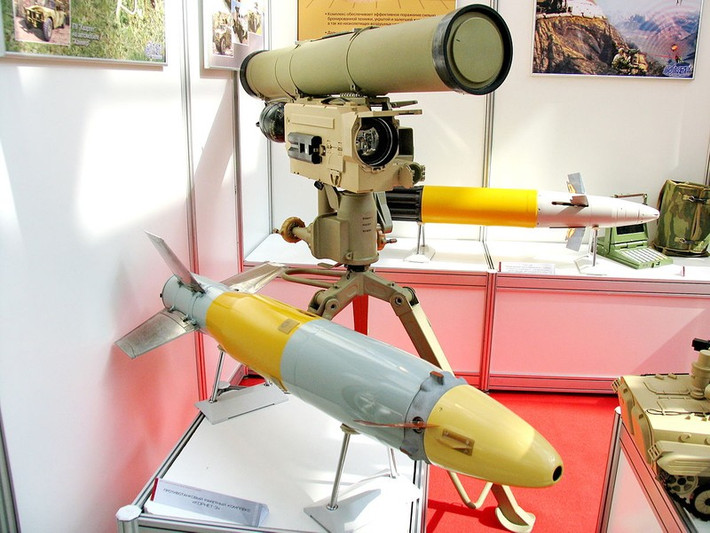 Tên lửa 9M133 Kornet ra đời trước Javelin 10 năm khi được phát triển từ thời Liên Xô, hệ thống sử dụng cơ chế dẫn đường bán tự động bằng laser và trang bị nhiều loại đầu đạn cho các nhiệm vụ khác nhau, trong đó gồm cả đạn xuyên lõm song song để tiêu diệt xe tăng.