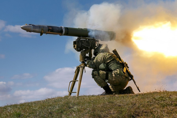 Theo tờ báo Mỹ, cuộc xung đột Nga - Ukraine đã trở thành cuộc đối đầu về công nghệ quân sự giữa Nga với phương Tây, trong đó nhiều chiến thuật và hệ thống vũ khí thế hệ cũ đã tỏ ra không còn hiệu quả trong thế kỷ 21.