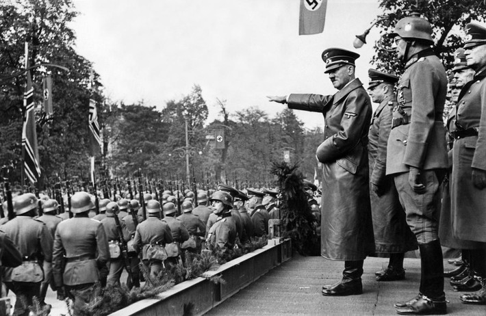 Hitler ăn mừng chiến thắng ở Warsaw sau khi Đức cùng Liên Xô "chia đôi" quốc gia quý tộc lâu đời này. Kể từ thời khắc này trở đi, thế giới chính thức bước vào chương đổ máu nhất lịch sử nhân loại, Chiến tranh Thế giới thứ hai chính thức bắt đầu. Nguồn ảnh: Theatlantics.