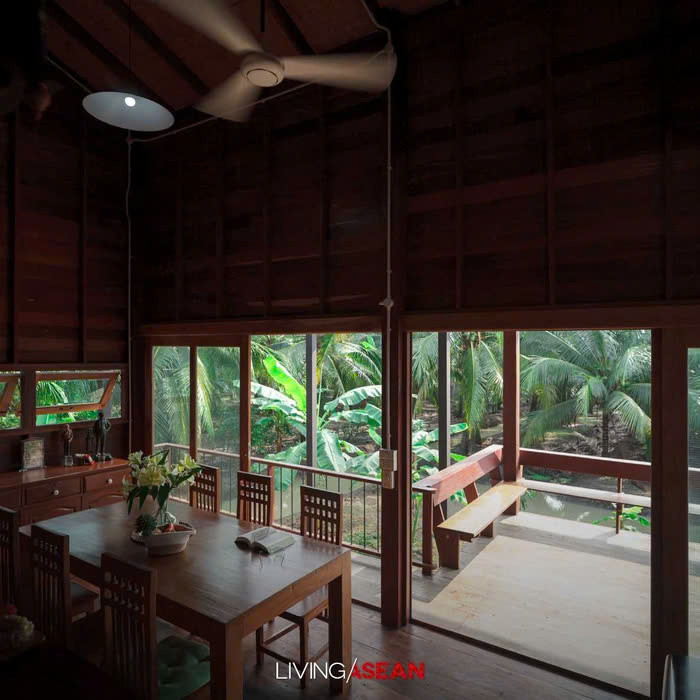 gôi nhà sàn gỗ này không chỉ là nơi sinh sống mà còn là một tác phẩm kiến trúc hòa quyện với thiên nhiên, tạo ra một môi trường sống thoải mái và gần gũi với nông thôn.