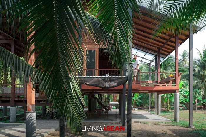 u vực này từng trải qua nhiều trận lũ lụt. Và xây dựng nhà sàn gỗ là một giải pháp an toàn để tránh tình trạng ngập lụt. Bằng cách sử dụng cột và dầm bằng gỗ, họ đã tạo nên một ngôi nhà có diện tích 112m² với trần nhà cao, đảm bảo sự thông thoáng và an toàn.