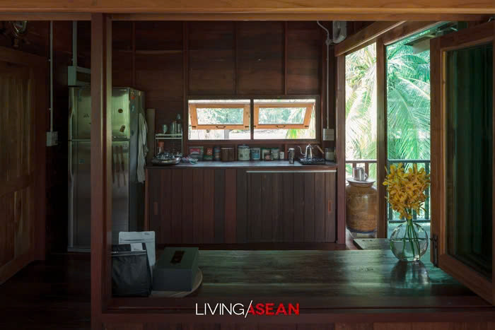 gôi nhà có 2 phòng ngủ đặc biệt, tạo cảm giác thư giãn với tông màu đơn sắc. Mỗi phòng đều được trang bị mùng vải mịn để tránh muỗi. Và cả hai phòng đều thông thoáng đến mức không cần sử dụng điều hòa nhiệt độ.