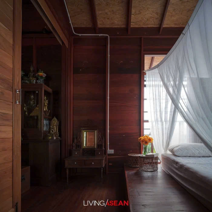 Những tán cây xanh um tùm và các con kênh dẫn nước làm cho không gian nhà trở nên tĩnh lặng và yên bình. Vào mùa mưa, phần nhô ra mở rộng giúp bảo vệ nội thất trong nhà khỏi các yếu tố thời tiết.