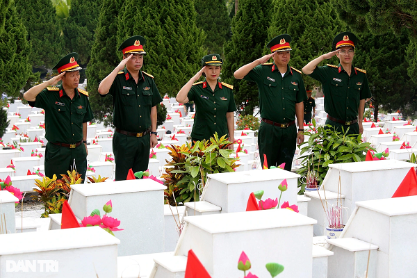 Cán bộ chiến sĩ Nhà máy Z113 về dâng hương tri ân các liệt sĩ.
