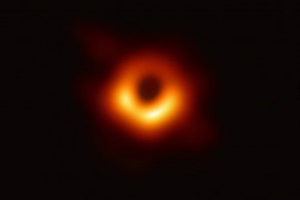Lỗ đen Sagittarius A* ở trung tâm dải Ngân Hà khá yên tĩnh. Nó không được xếp vào nhóm Nhân thiên hà hoạt động (AGN), loại nhân phát sáng mạnh khi hút lượng lớn vật chất từ vùng không gian xung quanh.
