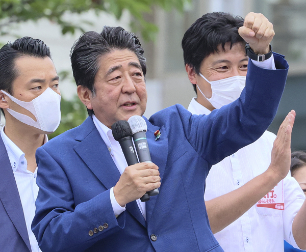 Đối với người dân Việt Nam, cựu Thủ tướng Abe Shinzo là người có đóng góp to lớn vào việc phát triển mối quan hệ giữa Việt Nam và Nhật Bản, vì lợi ích của nhân dân hai nước, vì hòa bình, thịnh vượng, hợp tác và phát triển ở khu vực và quốc tế.