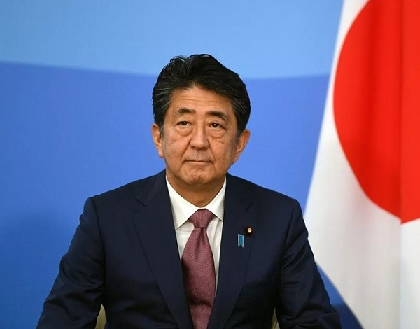 Sau một thời gian ngắn làm việc ở Công ty Thép Kobe, ông Abe trở thành trợ lý cho cha mình là Ngoại trưởng Nhật Bản Shintaro Abe vào năm 1982. Kể từ đây, sự nghiệp chính trị của ông bắt đầu phát triển.