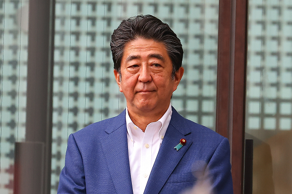 Ông Shinzo Abe sinh ra tại Nagato, Nhật Bản, ở tỉnh Yamaguchi, vào ngày 21/9/1954, trong một gia đình danh tiếng, có vị thế chính trị lớn. Năm 1977, ông tốt nghiệp khoa luật tại trường ĐH Seikei ở Tokyo, Nhật Bản. Năm 1978, ông Abe hoàn thành chương trình học chuyên ngành chính trị tại ĐH Nam California, Mỹ.
