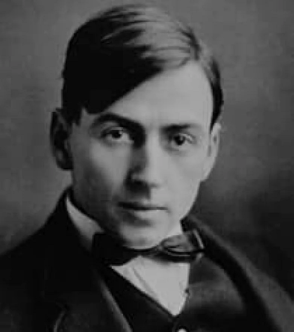 Tom Thomson một họa sĩ người Canada chuẩn bị cho một chuyến câu cá bằng ca nô vào ngày 8/7/1997. Tám ngày sau thi thể của ông được tìm thấy trên hồ Canoe. Nhiều người không tin rằng ông chỉ đơn giản là chết đuối, một số nhà điều tra đồng ý kết luận là do chết đuối, còn những giải thuyết khác như: ông gặp mộ trận bão bất ngờ, tự tử hoặc bị mưu sát. Cho đến nay đây vẫn là một trong số những bí ẩn nhất Canada.
