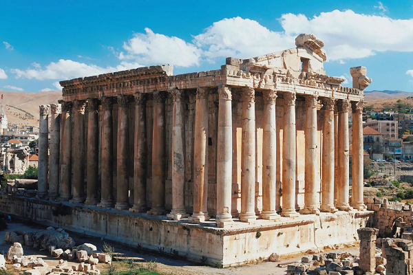Một ngôi đền thuộc quần thể kiến trúc cổ tại Lebanon là tàn tích để lại của một thành phố từng phát triển cực thịnh trong một thời kỳ duy nhất. Tuy nhiên người La Mã cổ đại không có kỹ thuật nào để mang vác những khối đá có trọng lượng lên đến 1.000 tấn và xây nên ngôi đền khổng lồ này.