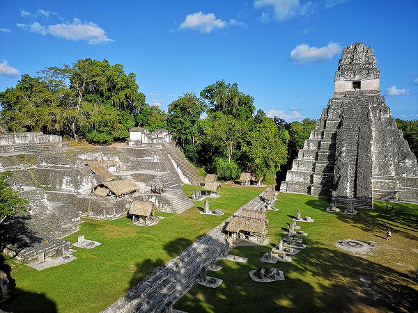 Các kim tự tháp của người Maya tại Guatemala được xây theo kiểu "ở đến đâu, xây đến đó" một cách tạm thời nhưng vô cùng chắc chắn và chính xác. Có nhiều giả thuyết được đưa ra để giải thích chức năng của chúng. Các tòa nhà dùng cho mục đích tôn giáo, những nơi dành cho mục đích nghiên cứu hay nghĩa trang, đều được đặt bên trên các kim tự tháp.