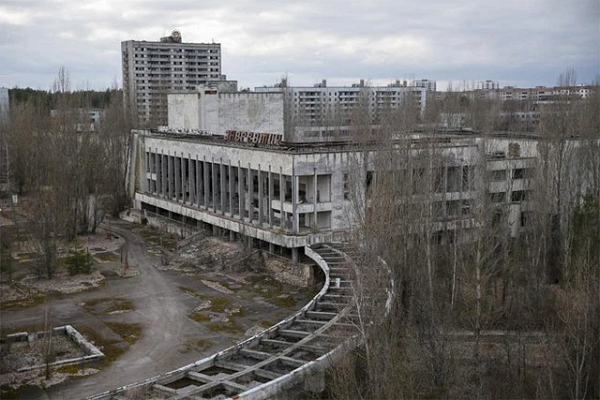 Một trong những nơi rùng rợn, ma quái bậc nhất trên thế giới là thị trấn ma Pripyat của Ukrainie. Thảm họa hạt nhân năm 1986 đã khiến Nhà máy điện hạt nhân Chernobyl phải đóng cửa và tất cả cư dân ở các vùng lân cận phải sơ tán đi nơi khác, bỏ lại đằng sau một vùng hoang tàn và chết chóc khi các chất bức xạ phóng xạ vẫn còn tồn tại ở đây.