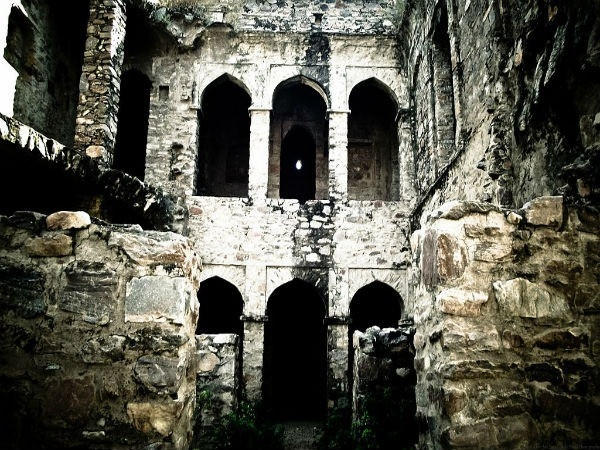 Bhangarh là thị trấn ma ám nổi tiếng nhất châu Á và thế giới. Các chuyên gia tin rằng nơi đây có thể trở thành khu vực nguy hiểm với bất kỳ ai một khi ánh sáng mặt trời biến mất. Theo lời dân địa phương, nhiều người cố ý ở lại trong lâu đài và sau đó, họ mất tích không dấu vết.