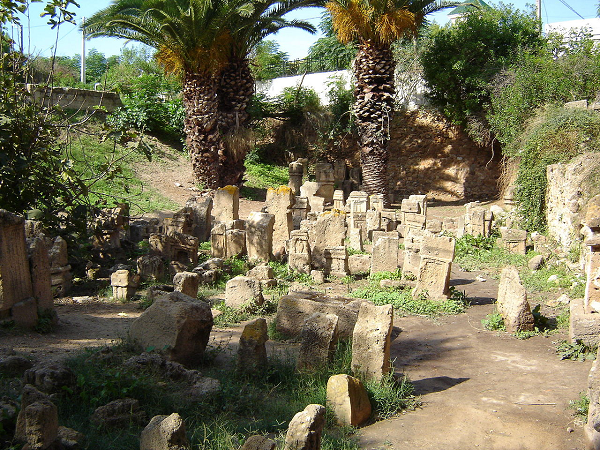 Được phát hiện ở Tunisia, Điện thờ Địa ngục chứa đựng hàng nghìn ngôi mộ trẻ em. Theo phỏng đoán của nhiều nhà khoa học, chúng có thể là nạn nhân của một cuộc thảm sát tàn khốc. Thậm chí, những đứa trẻ có thể đã bị giết và bị ăn thịt.