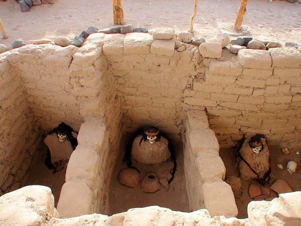 Nằm chôn vùi trong sa mạc hoang vu, cách thành phố Nazca ở Peru 30km, nghĩa trang Chauchilla khiến nhiều người lạnh gáy với các truyền thuyết ma quái được truyền tụng rộng rãi bởi người dân địa phương xung quanh các bộ hài cốt khô khốc, trắng hếu được đặt trong các hố và ở tư thế ngồi dựa lưng.