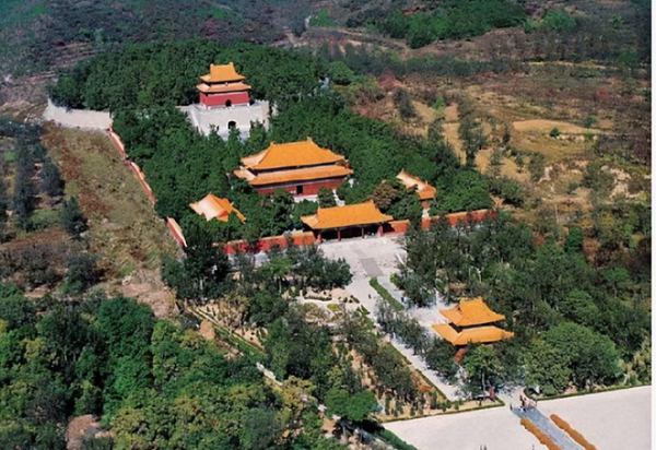 Từ năm 1997, các nhà khảo cổ đã sử dụng phương pháp thăm dò từ để đo đạc cung điện dưới lòng đất của Hoàng đế Chu Nguyên Chương, kết quả cho thấy cung điện rộng 4.000 mét vuông được xây hoàn toàn bằng đá.