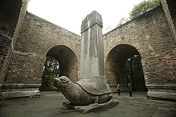 Có người cho rằng, vua Chu Nguyên Chương không phải an táng tại Nam Kinh mà là an táng tại Bắc Kinh. Cho nên, vua Chu Nguyên Chương có được chôn cất tại lăng Minh Hiếu hay không luôn luôn là điều bí ẩn trong mấy trăm năm qua.