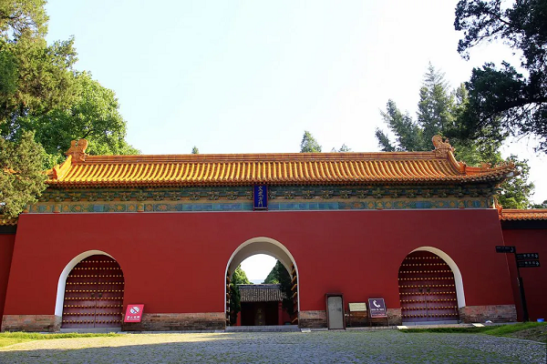 Theo truyền thuyết, sau lễ an táng của Chu Nguyên Chương, 13 chiếc quan tài giống hệt nhau đã đi theo xe ngựa ra khỏi 13 cổng thành của Nam Kinh, không ai biết đâu mới là quan tài thật của ông. Hoàng đế làm điều này để tránh những kẻ mộ tặc xâm phạm nơi an nghỉ của mình.