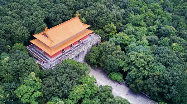 Minh Hiếu Lăng là lăng tẩm của Chu Nguyên Chương - vị vua khai sinh nhà Minh (1368-1398), là một trong những lăng vua thời cổ lớn nhất thế giới.