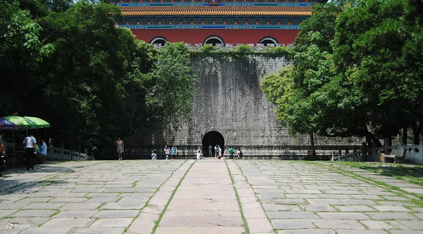 Theo ghi chép, chu vi tường thành lăng Minh Hiếu dài 22,5 km, gần bằng 2/3 chiều dài của tường thành Bắc Kinh lúc bấy giờ. Trải qua nhiều thế kỷ, do sự ăn mòn của mưa gió và chiến tranh trong 600 năm qua, đến nay, tất cả các gian nhà xây dựng bằng kết cấu gỗ đều đã bị hủy hoại, song qua nền đá còn lại trong lăng mộ vẫn có thể thấy rõ quy mô, bố cục của năm xưa.
