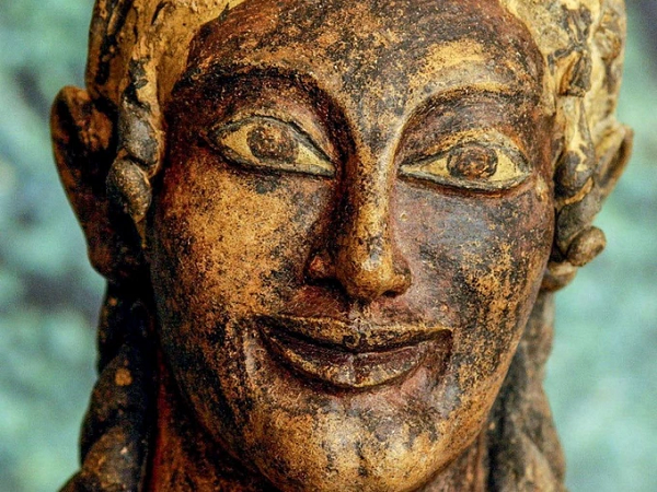 Người Etruscan đã có một xã hội phát triển mạnh ở miền bắc Italy từ khoảng năm 700–500 trước Công Nguyên, thời điểm trước khi bị La Mã thôn tính. Họ để lại một hệ thống chữ viết độc đáo cùng các khu mộ gia đình sang trọng.