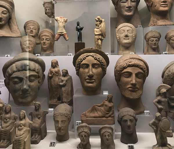 Nguồn gốc của văn hóa Etruscan là một chủ đề tranh luận không thể dứt. Từ thời Cổ đại, một số người đã cho rằng dân tộc này có nguồn gốc bên ngoài bán đảo.