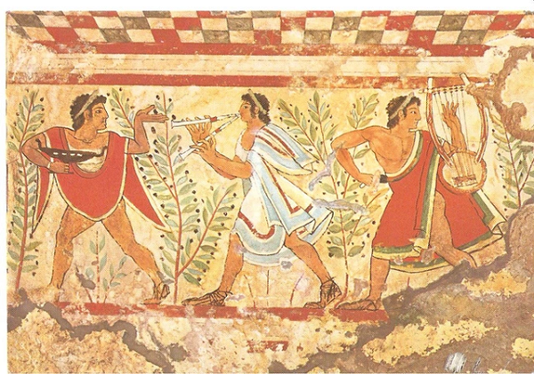 Xã hội Entruscan là một xã hội chính trị thần quyền, với những hiện vật cho thấy nghi lễ tôn giáo là một phần của cuộc sống hàng ngày. Những ngôi mộ Etruscan còn sót lại, nội dung của các bức tranh trên tường hay việc người La Mã sử dụng một số trang phục, thực hành tôn giáo và kiến trúc của người Etruscan là minh chứng không thể chối cãi cho sự phát triêrn của họ.