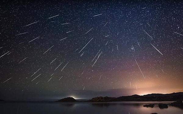 Mưa sao băng Delta Aquarids được hình thành từ những mảnh vụn của sao chổi Marsden và Kracht. Trận mưa sao băng này diễn ra hàng năm từ ngày 12/7 đến 23/8 và đạt cực đại vào đêm ngày 28/7, rạng sáng ngày 29/8.