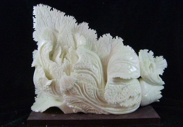 Cẩm thạch từ màu xanh lục biến đổi sẫm hơn ửng hồng như nhuộm với máu. Riêng hồng ngọc, hoàng ngọc, lam ngọc…thì màu sắc cũng có sẫm thêm, nhưng khi đặt dưới ánh mặt trời hay ánh sáng đèn, nó rực lên một thứ ánh sánh lung linh kỳ dị như từ một cõi u minh nào đó.