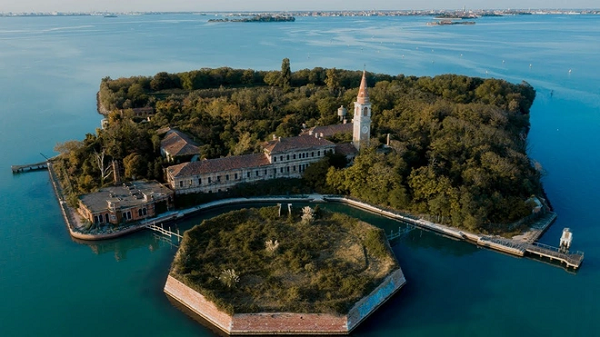 Đảo Poveglia, Italy từng là nơi cách ly những người mắc bệnh dịch hạch của châu Âu vào thế kỷ 14 và 17. Ngày nay, hòn đảo hoang vắng và không có người ở. Khách du lịch và ngư dân bị cấm không được đến gần đảo.