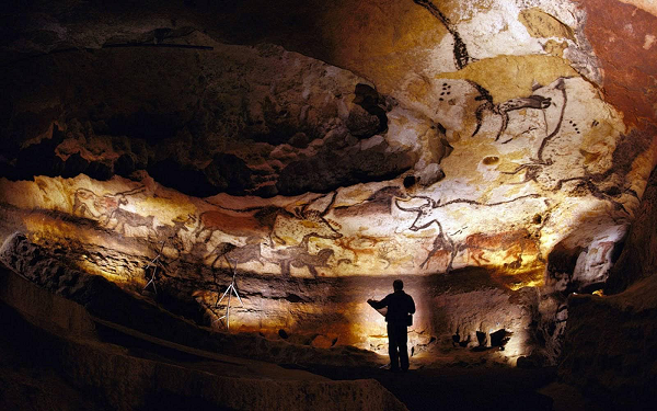 Hang động Lascaux ở phía tây nam nước Pháp là nơi lưu giữ các tác phẩm nghệ thuật cổ, có niên đại từ 17.000 năm trước. Hiện nay, hang Lascaux chỉ mở cửa cho các nhà khoa học vào nghiên cứu, không tiếp khách du lịch bởi những bức tranh trong hang đang có dấu hiệu bị hư hỏng.
