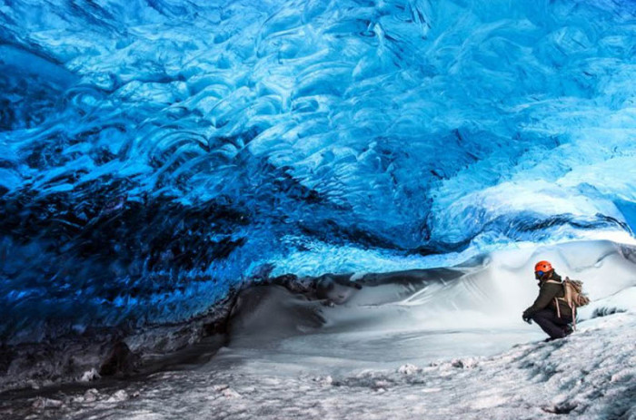 5. Hang động băng Watna Yorktle, Iceland: Sông băng Watna Yorktle nằm trong vườn quốc gia Skaftafettl. Nơi này là sông băng lớn nhất châu  với tổng diện tích khoảng 8.100 m2, chiếm 8% diện tích Iceland.
