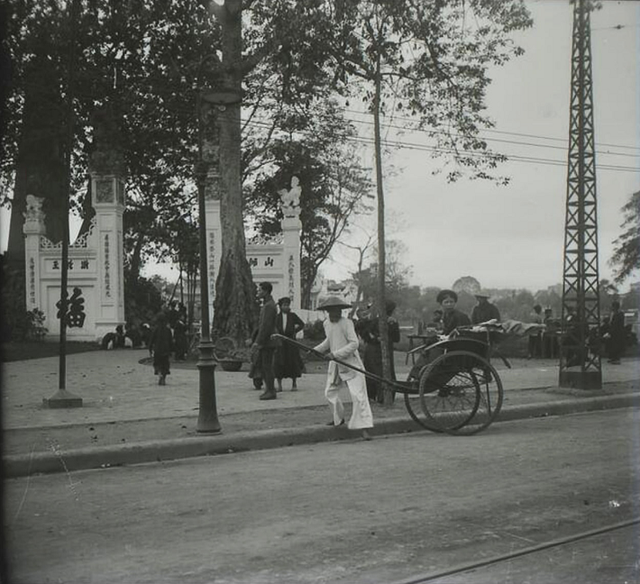 Tết ở Hà Nội, tháng Giêng 1928 - phía trước cổng Đền Ngọc Sơn.