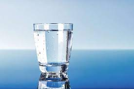 2. Số nguyên tử trong một cốc nước nhiều hơn số cốc nước trong đại dương là sự thật khoa học thú vị. Ai cũng biết biển và đại dương chiếm 70% bề mặt trái đất và là nơi chứa nhiều nước nhất, do vậy thật kỳ lạ khi cho rằng có thứ gì có thể vượt qua kỷ lục này. Tuy nhiên, thật bất ngờ, số lượng nguyên tử trong một cốc nước lại nhiều hơn số cốc nước đong được từ đại dương.
