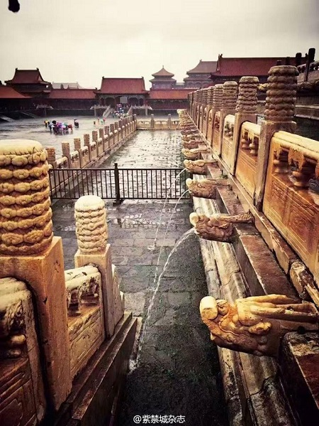 Thêm nữa, bên ngoài mỗi tòa cung điện trong Tử Cấm Thành có nhiều điểm thoát lũ được chạm khắc hình đầu rồng. Khi trời mưa, những chiếc đầu rồng đồng loạt phun nước chảy xuống các con kênh nhỏ rồi đổ về sông Kim Thủy.