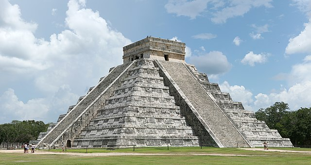 Trong sử sách, nền văn minh Maya đạt tới đỉnh cao của mọi lĩnh vực từ kiến trúc, toán học, thiên văn học, cho đến nghệ thuật. Tuy nhiên, sự biến mất của nó lại là một bí ẩn mà đến nay giới khoa học chưa khám phá hết.