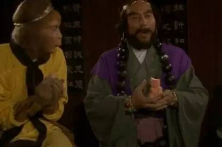 Nhân lúc vị đại tiên đi vắng, hai vị tiên đồng đã nhân sâm mời Đường Tăng nếm thử. Nhưng vì hình dạng của trái nhân sâm giống với hình đứa bé nên Đường Tăng đã khước từ. Tin này sau khi đến tai của Trư Bát Giới, lão trư đã xúi Tôn Ngộ Không hái trộm để ăn cho biết mùi vị.