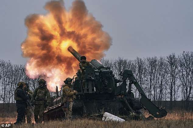 Nhiều người cho rằng, dự đoán này của Nostradamus ám chỉ cuộc xung đột Nga - Ukraine có thể tiếp tục leo thang trong năm 2023. Theo dự đoán, thành phố Rouen của Pháp dường như thoát khỏi trận chiến này và nước Pháp có thể không bị ảnh hưởng.