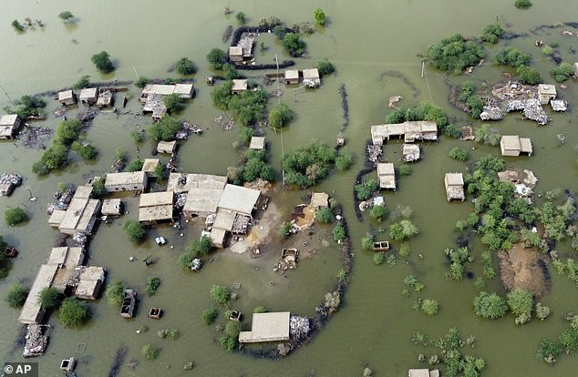 2. Sự ấm lên toàn cầu: Năm 2023, Nostradamus dự đoán nhiệt độ sẽ còn tăng cao hơn nữa và mực nước biển sẽ dâng cao đến mức không ngờ tới. Ông viết rằng "một nửa số cá sống ở Biển Đen sẽ bị luộc chín". Biển Đen cũng là vùng biển gần Nga và Ukraine, nơi đang diễn ra cuộc xung đột. Hải quân Nga từng phong tỏa vùng biển này khiến Ukraine không thể xuất khẩu lương thực.
