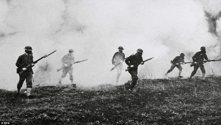 Vào ngày 21/8/1915, hơn 800 binh lính thuộc Trung đoàn Norfolk 5 của quân đội Anh mất tích bí ẩn khi tiến vào một thung lũng trên ngọn núi cao thuộc vùng Dardanelles, Thổ Nhĩ Kỳ. Lần cuối cùng các nhân chứng nhìn thấy họ là khi có một đám mây lớn xuất hiện từ từ che khuất toàn bộ đoàn quân.