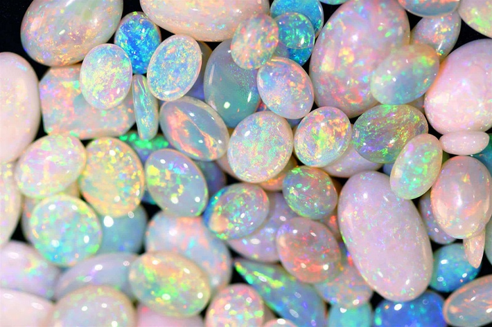 Đá Opal (hay còn gọi là đá sắc màu) có tên khoa học là Opan, Từ Opal bắt nguồn từ tiếng La Mã là Opalus. Đây là loại đá mà khi soi đèn vào ta thấy ánh cầu vồng với rất nhiều màu sắc khác nhau. Tại thời trung cổ đá Opal được coi là loại đá báu vật và rất được người Hy Lạp yêu thích và tôn sùng.