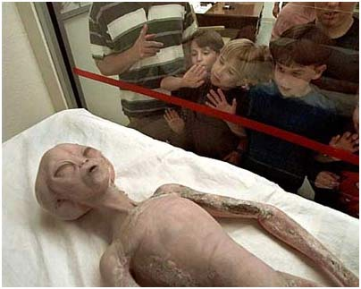 Được gọi là OVNIs trong tiếng Pháp, UFO luôn thu hút được sự quan tâm của mọi người cùng với vô số giả thuyết về việc chính phủ che đậy những sự thực dường như quá nhạy cảm đối với công chúng.