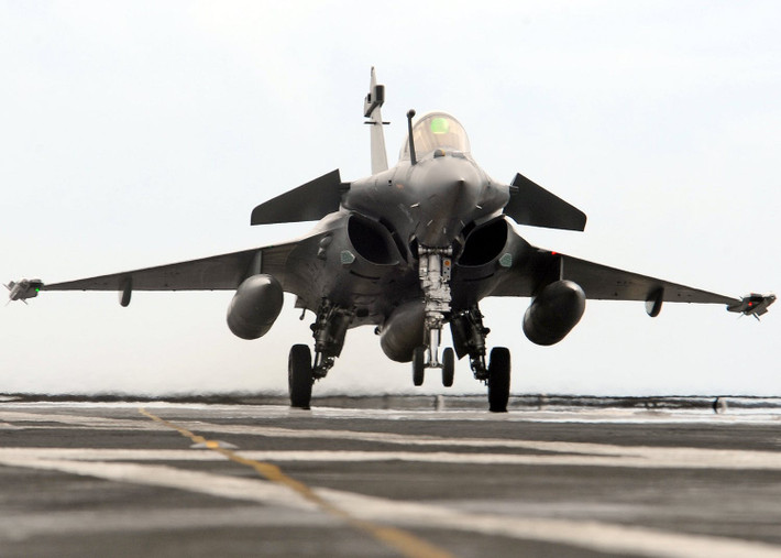 Điểm đáng nói đó là khác với các loại tiêm kích được sử dụng trên tàu sân bay khác, Rafale M lại không có thiết kế gập cánh. Điều này khiến việc lưu trữ các máy bay Rafale M trên tàu Charle de Gaulle trở thành một "tác phẩm nghệ thuật" với việc sắp xếp và bố trí phải theo đúng hướng dẫn để có thể tận dụng được không gian một cách tốt nhất. Nguồn ảnh: FranceNaval.
