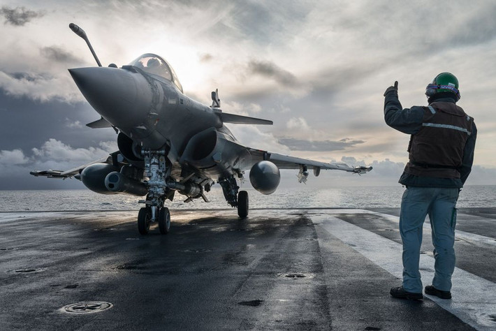 Mặc dù được thiết kế để hoạt động trên tàu sân bay, Rafale M lại có trọng lượng lớn hơn các phiên bản khác của loại máy bay này. Cụ thể, Rafale có trọng lượng lớn hơn phiên bản Rafale C tới 500 kg. Trọng lượng "dôi dư" này được cho là do phần khung vỏ thiết kế khác cùng với hệ thống móc nối để hạ cánh trên tàu sân bay. Nguồn ảnh: FranceNaval.